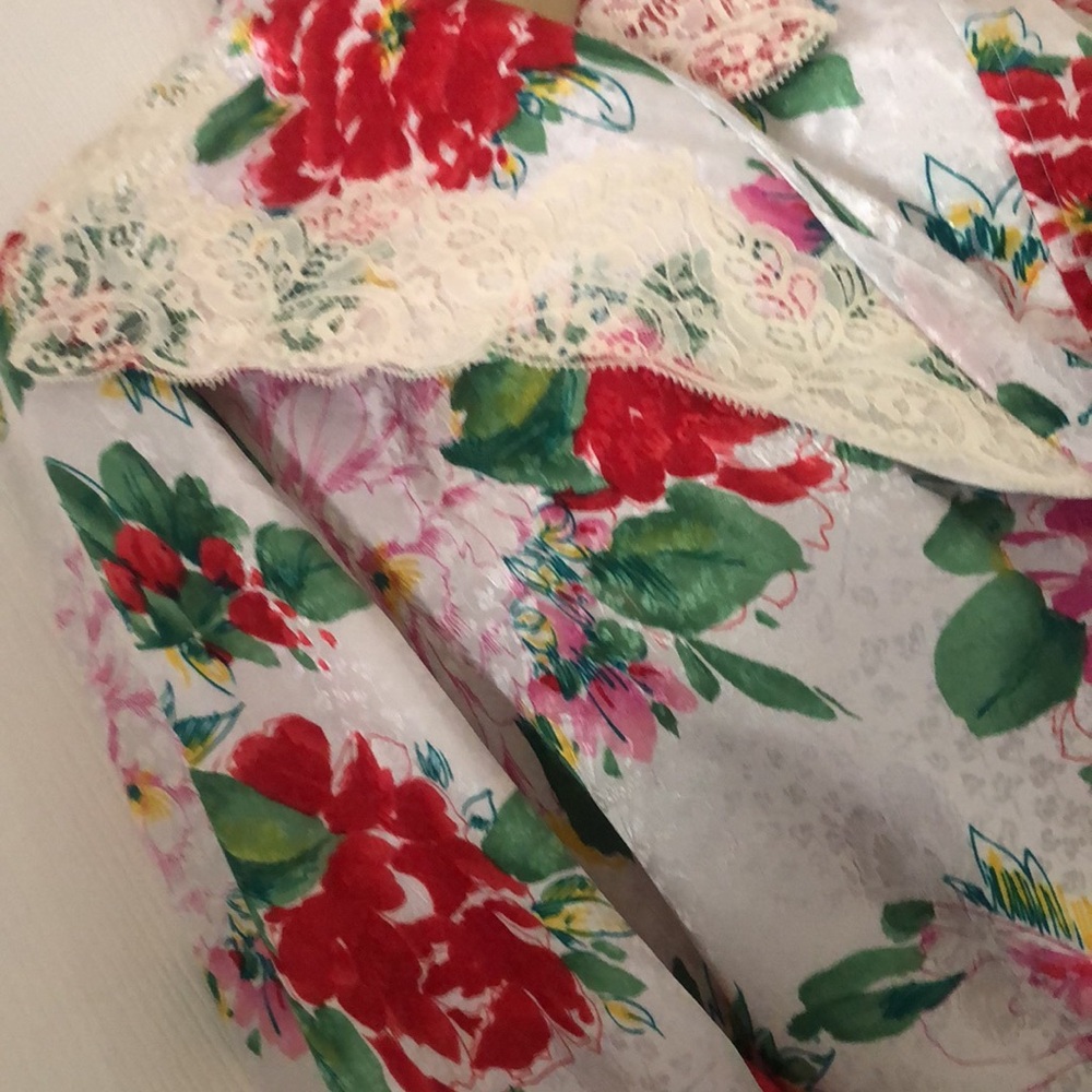 Woman’s rare Victorian floral VTG Gold label Victoria’s Secret lace bath robe - Picture 10 of 16